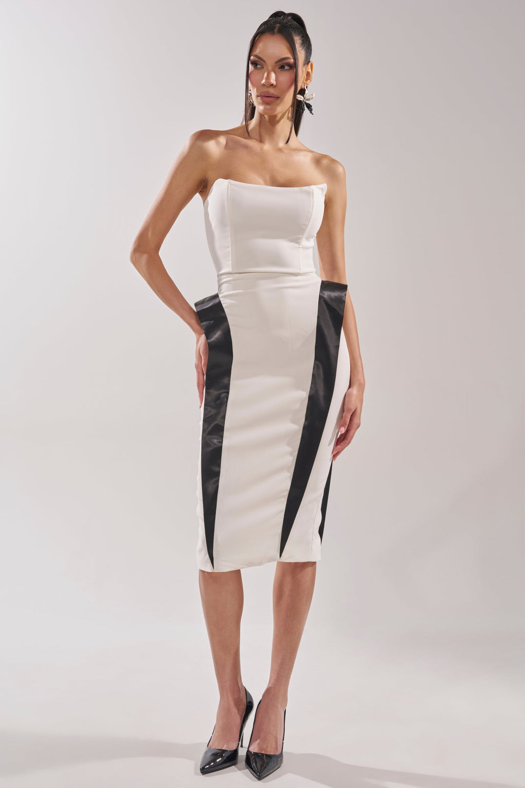 CHIC AND SOPHISTICATED STRUCTURED MIDI DRESS IN WHITE