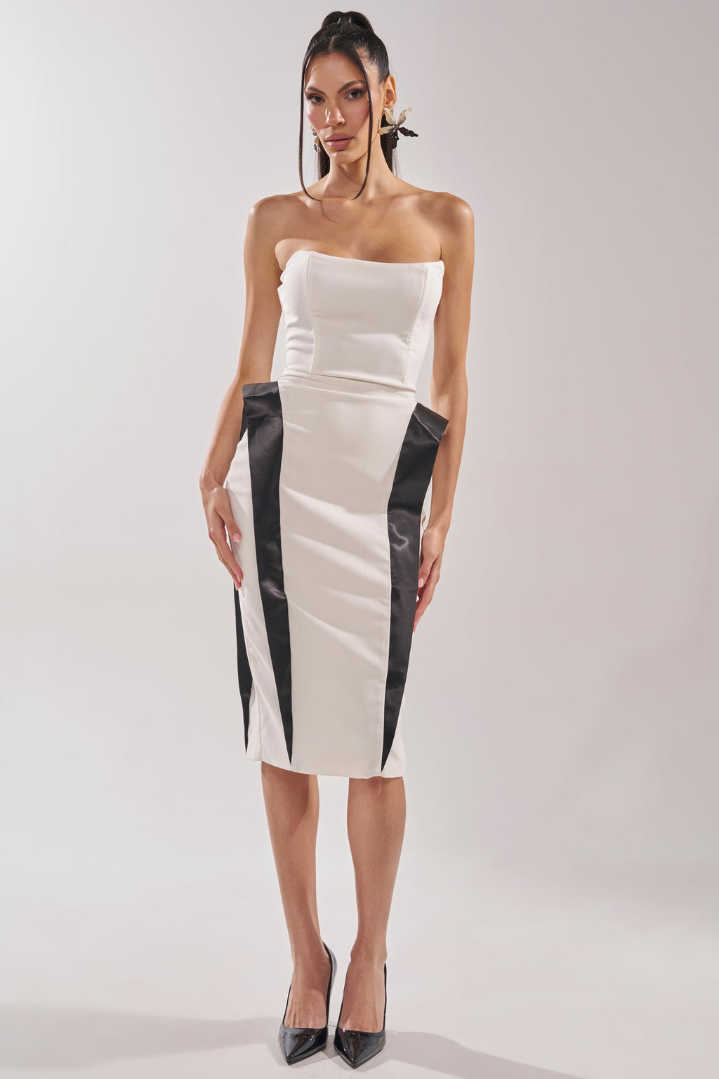 CHIC AND SOPHISTICATED STRUCTURED MIDI DRESS IN WHITE